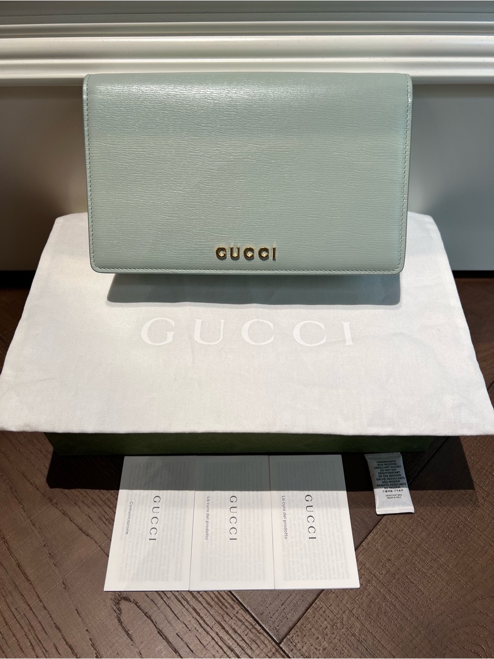 🚩steal Gucci Mint Green Leather Clutch with Gold Logo